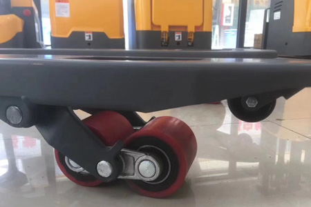 搬运车轮胎细节