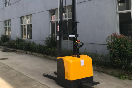 还在单盘搬运？站驾式双托盘堆垛机才是仓库窄道优选