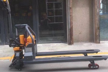 人工装卸慢又累？新牛盾自装载电动搬运车一步到位