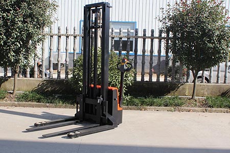 小型跨腿堆高车好用吗？2吨步行式叉车实力在线