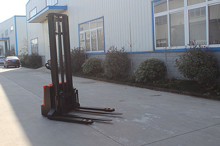 小型跨腿式堆高叉车