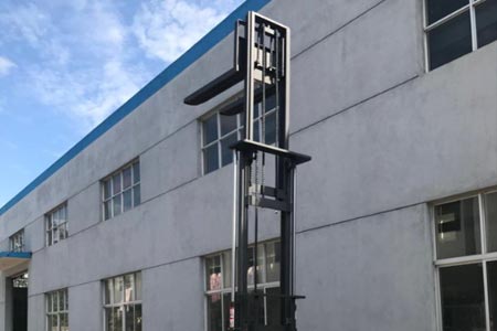 堆高车提升门架