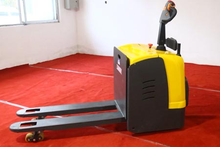 仓储搬运升级！2吨站驾式全电动搬运车轻便又耐用