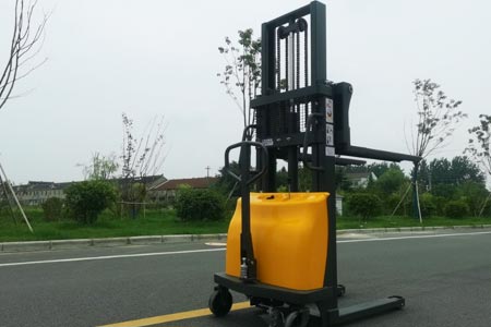 低成本半电动堆高车