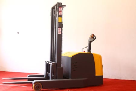 站驾式前移堆高车 专为电商仓储高效搬运设计