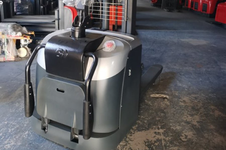 站驾式双托盘堆高车