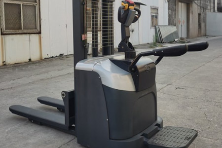 站驾式双托盘堆高车多少钱 2026 采购参考价