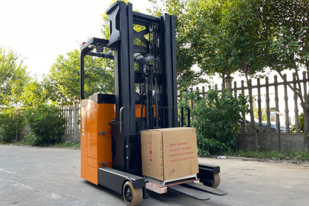 座驾式前移堆高车