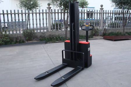 新牛盾电动堆垛车厂家直供 20年经验值得信赖