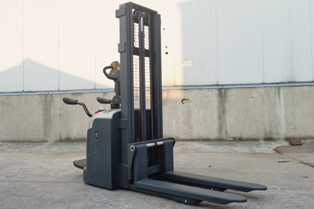 站驾式全电动堆高车省力吗 仓储作业实测解答