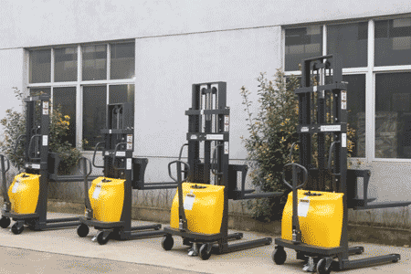 想要仓库堆垛省力？就选新牛盾半电动堆高车