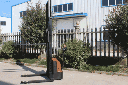 小型跨腿堆高车