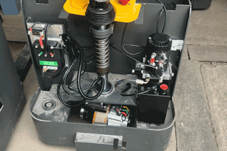 站驾式电动堆高车