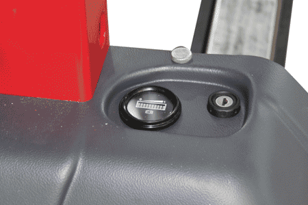 电动随车叉车怎么用 上下货车轻松装卸货