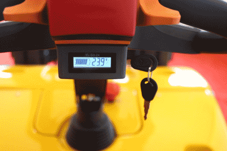 站驾式堆高车细节