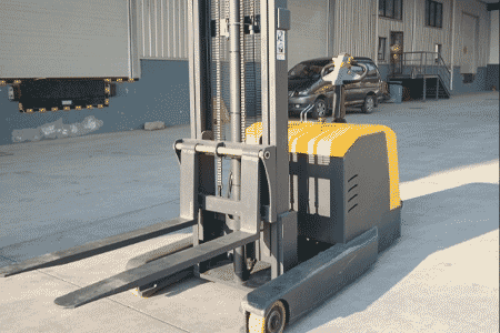 站驾式前移堆高车