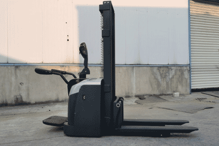 专为窄巷道量身打造 站驾式电动堆高车进出无压力