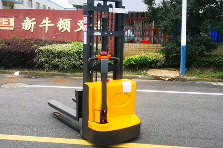 告别手动费力堆货！步行跨腿堆高车替代手动叉车