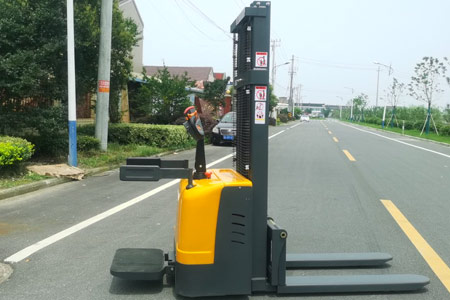 站驾式电动堆垛车