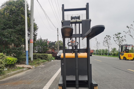 平衡重堆垛车