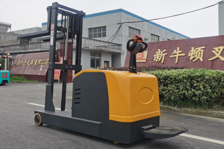 站驾式平衡重堆高车