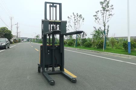 半电动堆高车