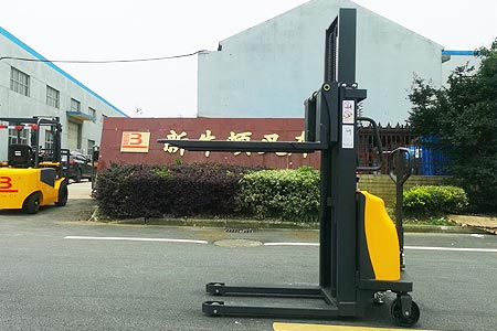 仓储堆货叉车