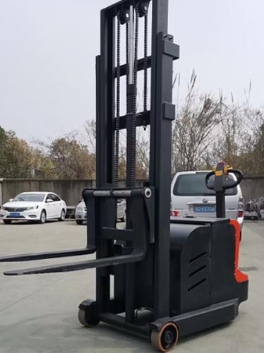 步行式平衡重电动堆高车多少钱？1吨仅8500元起