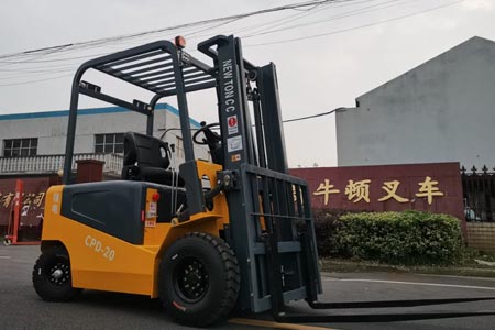 电动叉车选电池