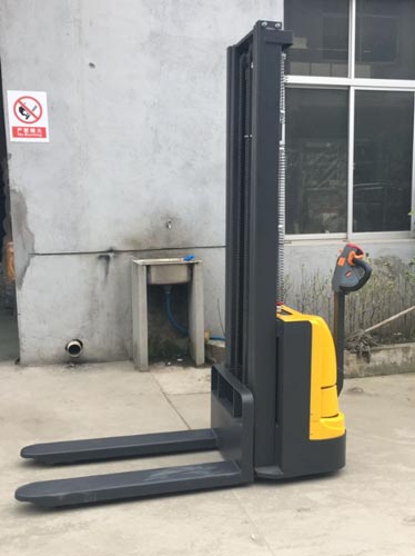 步行式堆高车