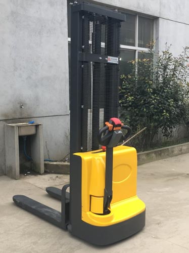 全电动堆高车