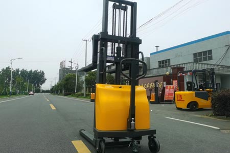 半电动堆高车