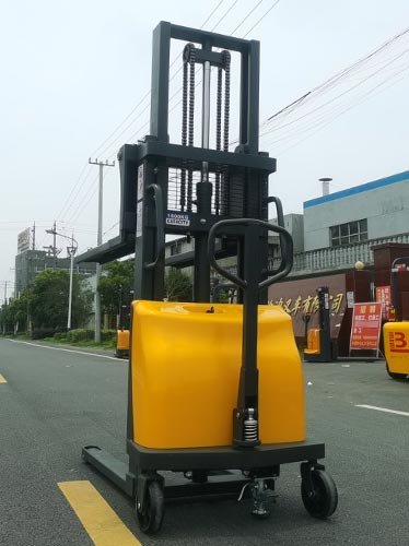半电动堆高车