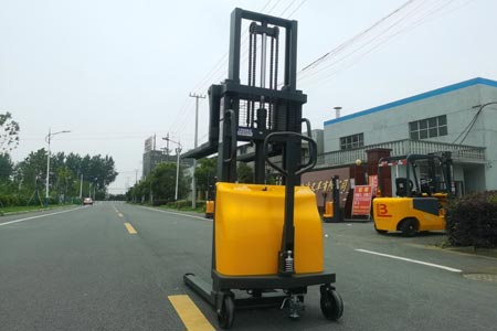 半电动堆高车