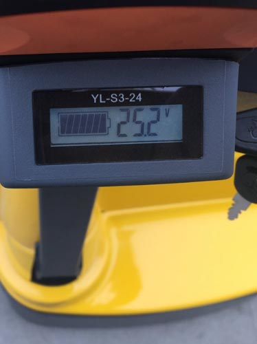 步行式堆高车