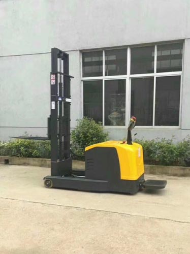 站驾式前移堆高车