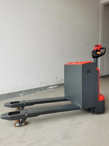 自重轻至320kg！不愧是新牛盾轻量化步行电动搬运车