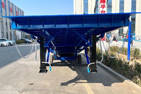固定式登车桥和移动式登车桥选型对比（2026年最新）