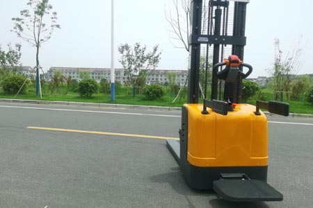 高频出库仓库怎么降人工？双托盘堆垛叉车能解决