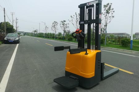 新牛盾叉车