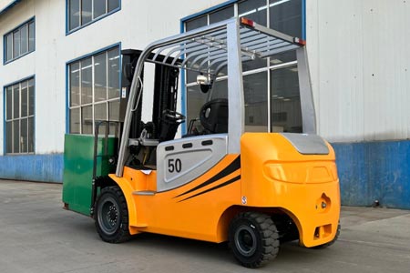 新牛盾四轮叉车