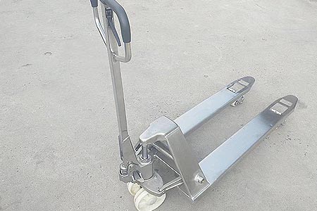食品厂为什么必须使用不锈钢手动搬运车？立刻揭晓