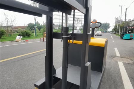 站驾式平衡重堆高车