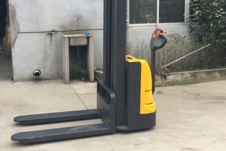 电动堆垛叉车