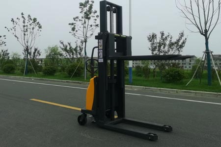 半电动堆高车
