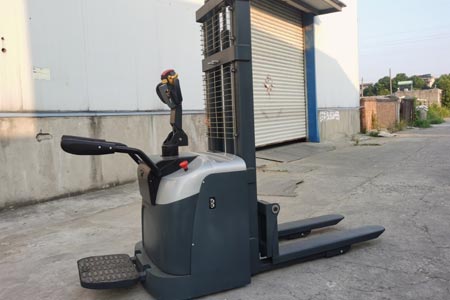 双托盘堆垛车
