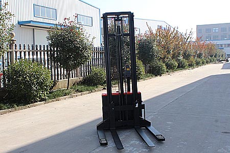 跨腿电动堆高车
