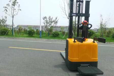 小型站驾电动堆高车