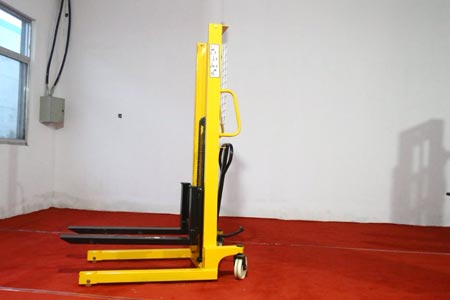 手动堆高车怎么选？吨位 门架 底盘完整选型指南