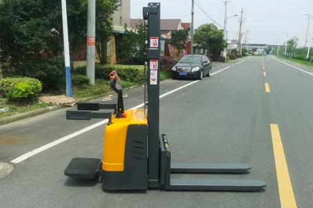 2026站驾式平衡重堆高车多少钱一台？源头工厂报价